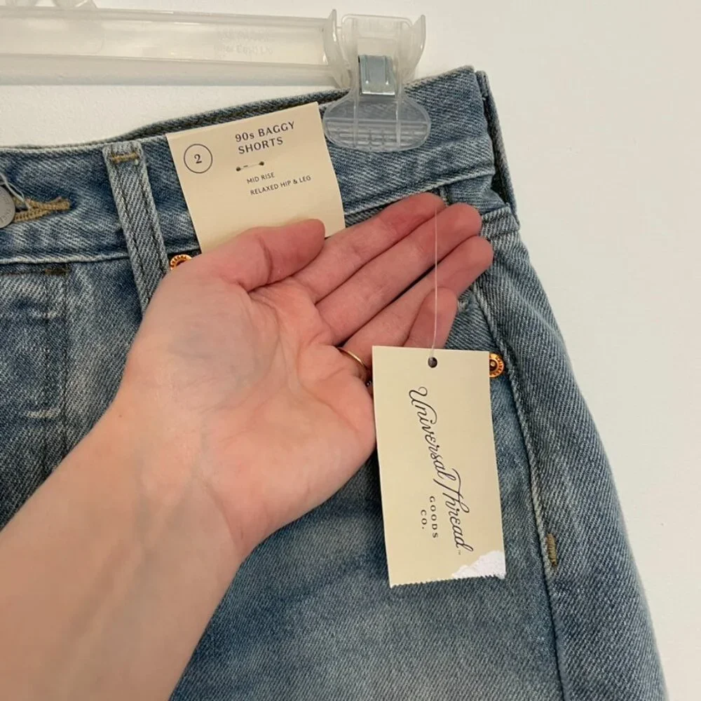 NEW NWT UNIVERSAL THREAD Mid Rise 90's Baggy Denim Shorts Light Wash Raw Hem 2